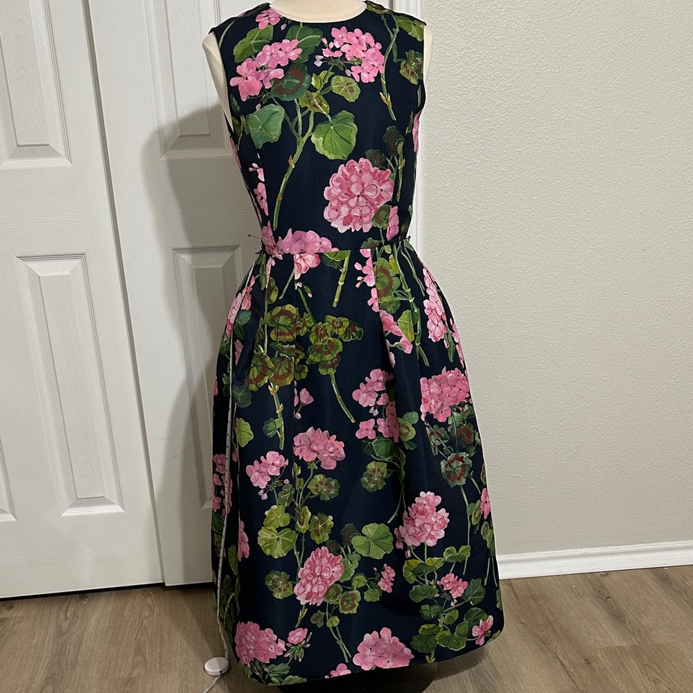 Oscar de la Renta
Geranium Print Belted Faille Dress in Pink/Navy - Picture 3 of 11